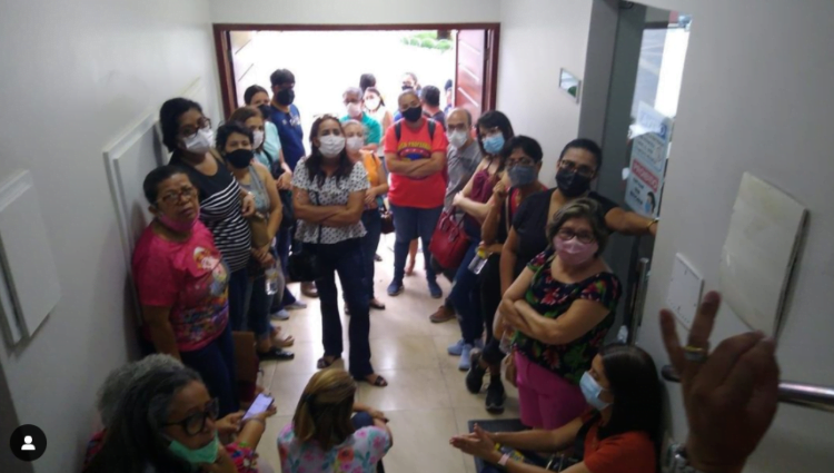 Professores de Arcoverde ocupam escadaria da Câmara de Vereadores e cobram resposta do presidente da casa