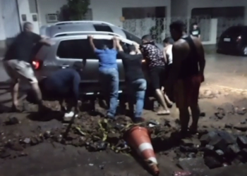 Veículo cai em cratera no Centro de Afogados, veja vídeo