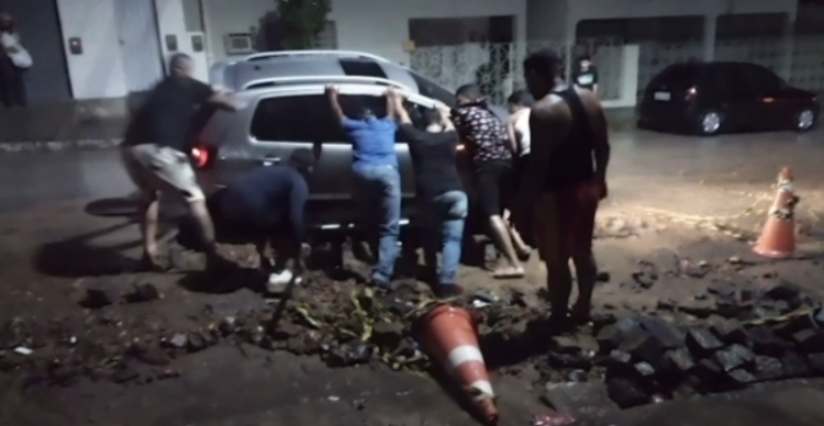 Veículo cai em cratera no Centro de Afogados, veja vídeo