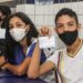 Na volta às aulas em Afogados, alunos fizeram questão de mostrar o cartão de vacinação contra a COVID