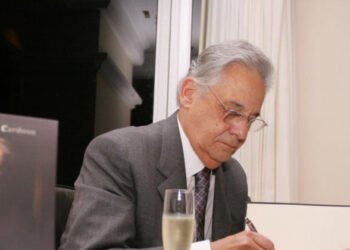 FHC passa por cirurgia após quebrar fêmur e se recupera bem, diz hospital