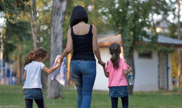 Quando começam os pagamentos do Auxílio Permanente de R$ 1.200 para mãe solteira? Tire dúvidas