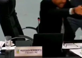 Vídeo mostra vereador apontando arma para colega durante briga em sessão na Câmara