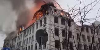 Rússia deixa departamento de polícia na Ucrânia em chamas após ataque com foguete; veja vídeo