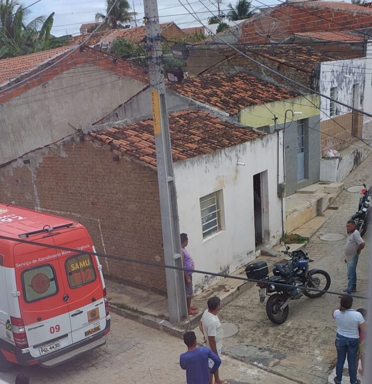 Homem morto a tiros no quintal de casa, no bairro São Brás, em Afogados