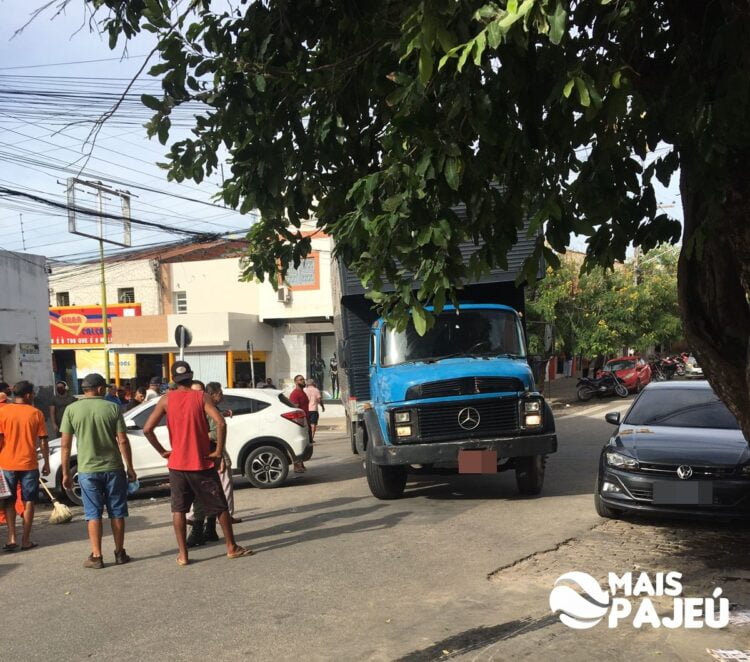 Trânsito complicado: Caminhão quase se choca com veículo estacionado no Centro de Afogados, confira fotos e informações