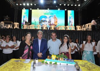 Em Tuparetama, data oficial da cidade é celebrada com encontro de bandas, exposição, sorteios e apresentação da Banda de Música da Polícia Militar. Maquete do bolo feita pelo artista afogadense Luciano Pires.