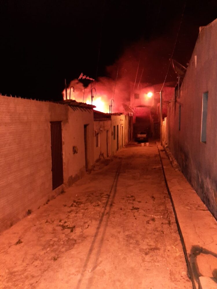 Família de Brejinho perde tudo em incêndio e pede ajuda para reconstruir casa; veja vídeo