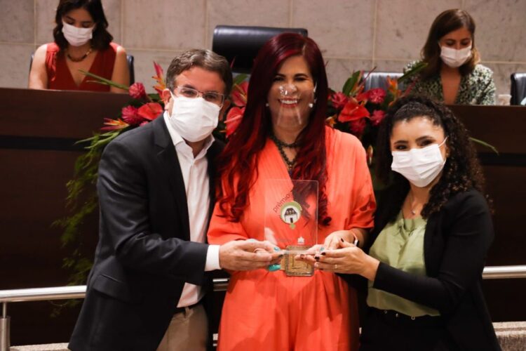 Na ALEPE, Prefeito Sandrinho recebeu prêmio Prefeitura Amiga da Mulher