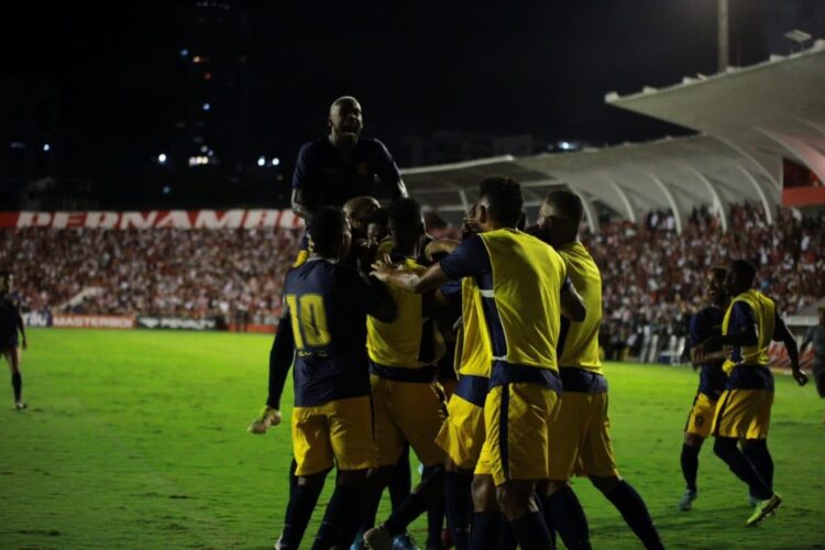 Retrô segura pressão, vence Náutico, e larga na frente na decisão do Pernambucano