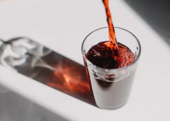 Pai é preso suspeito de dar vinho para filho de 5 anos beber