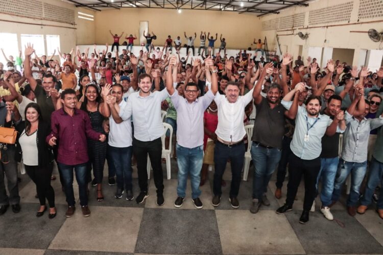 José Patriota participa de assinatura de convênio que beneficiará associação de pescadores em Pedra