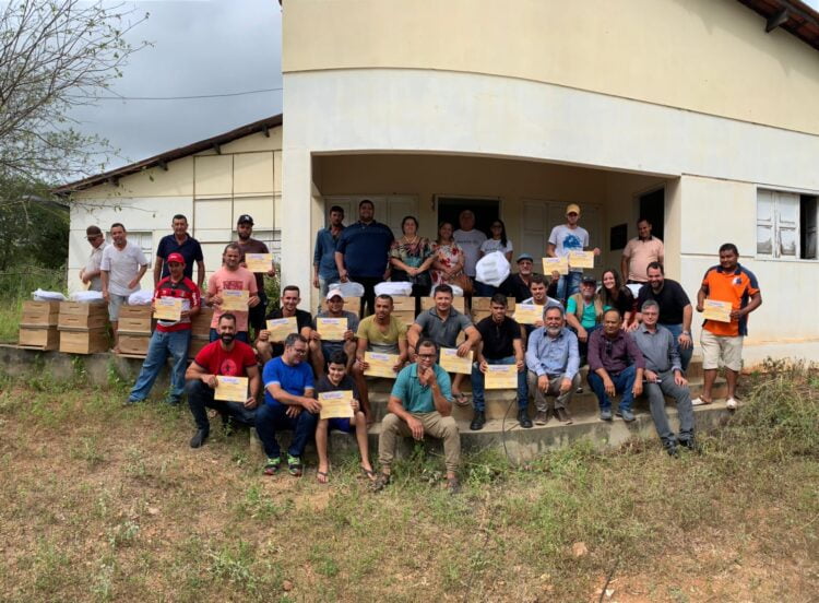 Prefeitura de Carnaíba entrega certificados de conclusão do curso de Formação e Qualificação Profissional em Apicultura