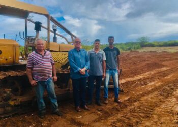 Prefeitura de Tuparetama estrutura novo campo de futebol na zona rural