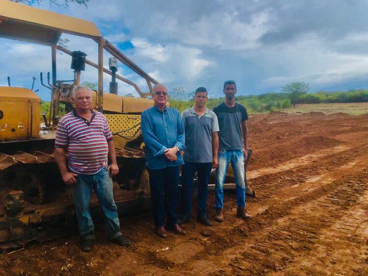 Prefeitura de Tuparetama estrutura novo campo de futebol na zona rural