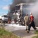 Ônibus que seguia de SP para Itapetim pega fogo na PE-320 entre Flores e Calumbi, confira imagens