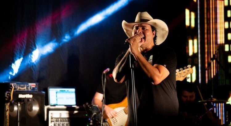 Cantor sertanejo Aleksandro, de dupla com Conrado, morre em acidente de ônibus