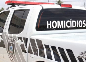 Idoso é morto com golpe de faca no pescoço após ser flagrado abusando de uma menor egipciense; genitora permitia viagens de adolescente para encontro em Água Branca.