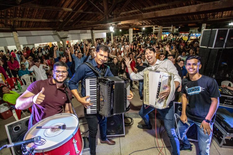 Retorno do Balaio Cultural teve lançamento dos livros de Dedé Monteiro, participação de Armandinho da Fulô de Mandacaru e apresentações de artistas da região