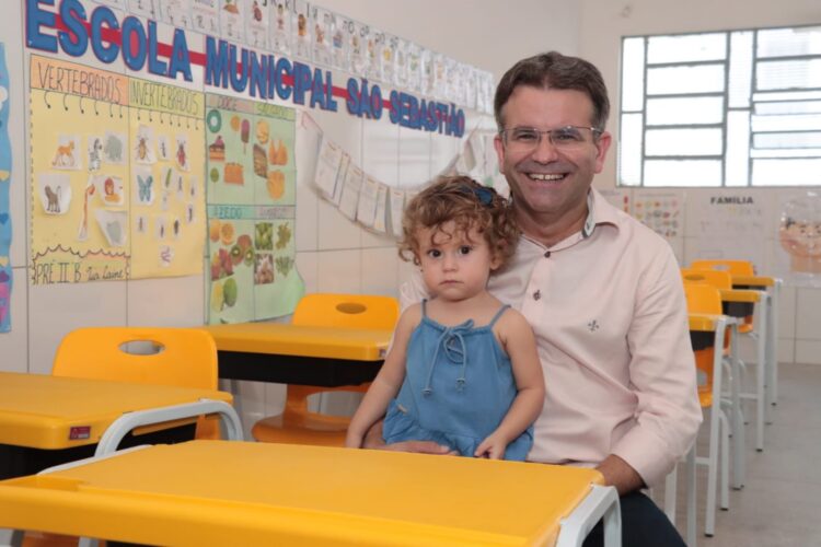 Sandrinho entregou nova escola São Sebastião, reformada