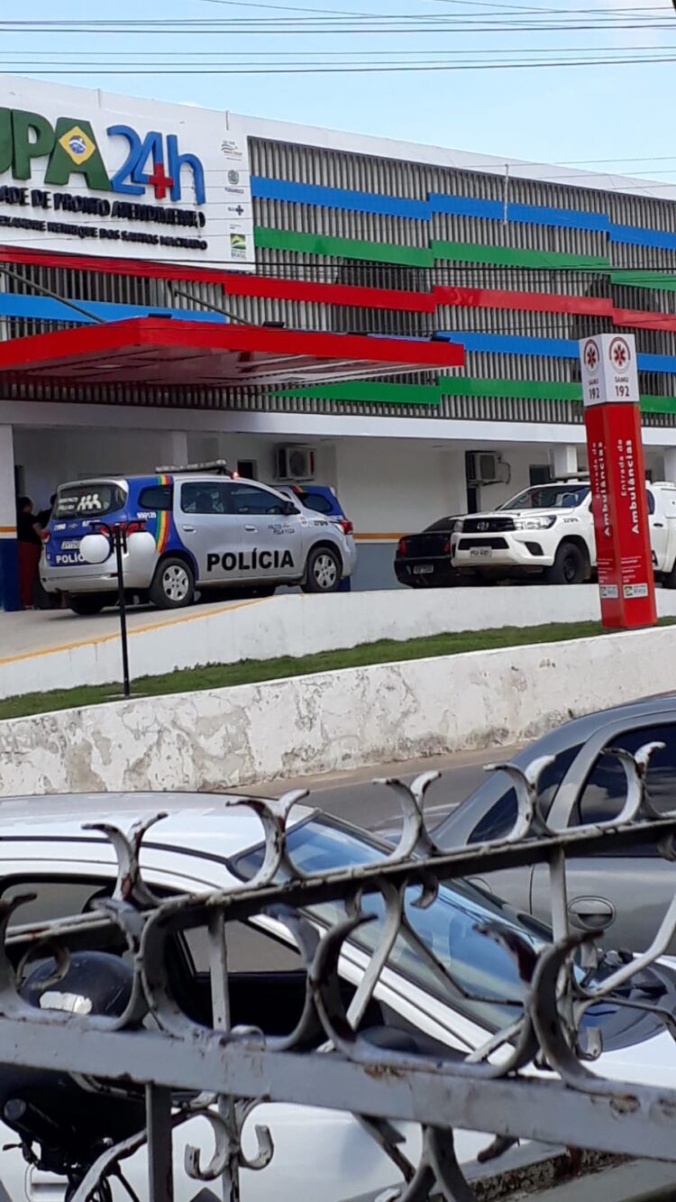 Homem em surto psicótico entra na UPA 24h de São José do Egito armado com faca.
