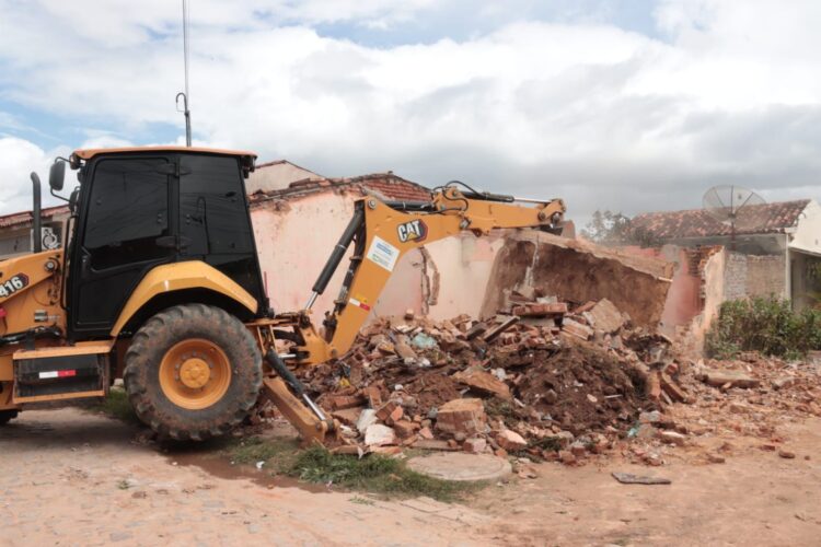 Prefeitura de Afogados demoliu imóvel com risco de desabamento no bairro São Francisco