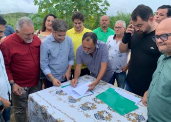 Prefeitos Sandrinho e Anchieta Patriota assinam termo de cooperação para a construção de ponte entre Afogados e Carnaíba
