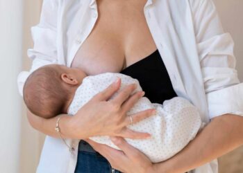 Mãe dorme durante amamentação e bebê de 2 meses morre engasgado