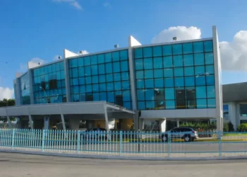 Avião que viajava de Serra Talhada a Recife faz pouso de emergência, em João Pessoa