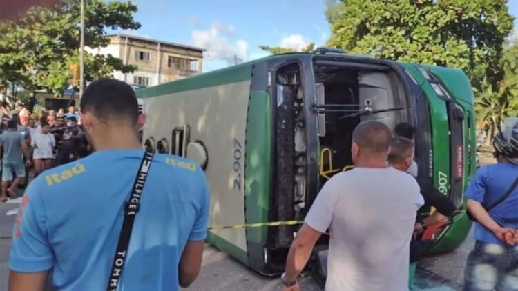 Uma mulher morre e mais de 25 pessoas ficam feridas após ônibus tombar em Camaragibe