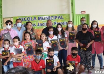 Prefeito e secretária de Educação de Carnaíba entregam tablets do Projeto Conectando 2021 a alunos e professores de escolas, em Ibitiranga