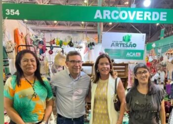 Prefeito Wellington Maciel visita 22ª Fenearte e verifica o estande de Arcoverde