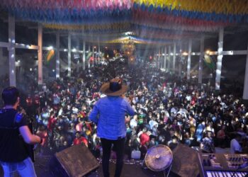 Tuparetama: Pedrinho Pegação e Vilões do Forró levam grande público ao pátio de eventos
