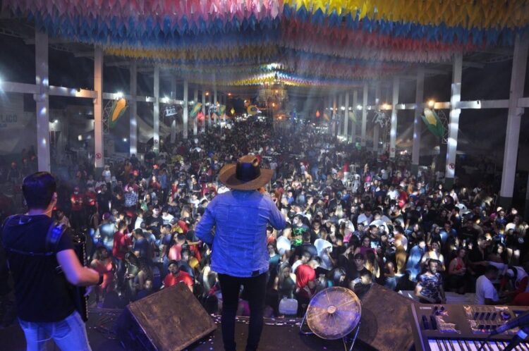 Tuparetama: Pedrinho Pegação e Vilões do Forró levam grande público ao pátio de eventos