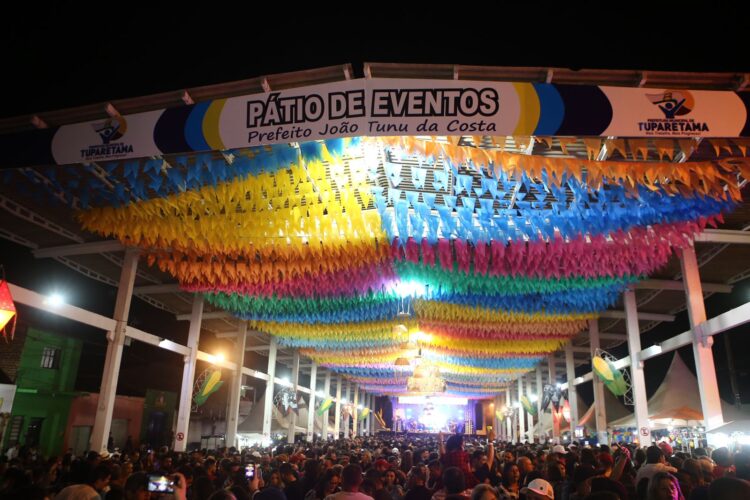 Shows lotam Pátio de Eventos no encerramento do São Pedro de Tuparetama