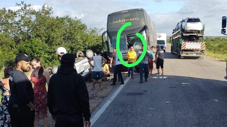Banda Limão com Mel sofre acidente de ônibus no interior da Bahia; saiba detalhes