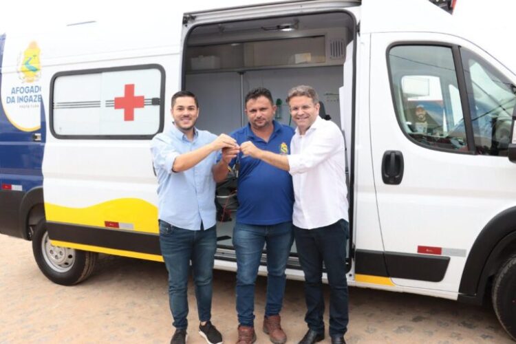 Prefeito Sandrinho entregou ambulância à população de Afogados