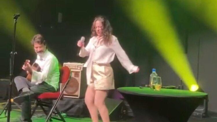 Bebel Gilberto pisoteia bandeira do Brasil em show nos EUA. Ela pede desculpas e diz que vídeo em que samba sobre a bandeira foi editado.