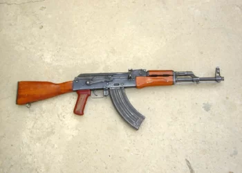 Mulher detida com um fuzil AK 47, em Arcoverde