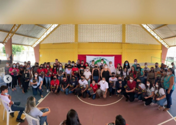 Anchieta Patriota e a secretária de Educação Cecília Patriota finalizaram a entrega dos tablets aos alunos da Escola Cônego Luiz Vieira de Melo