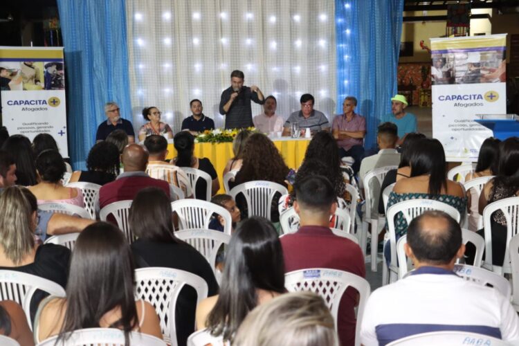 Prefeitura entrega certificados de qualificação profissional a 156 Afogadenses