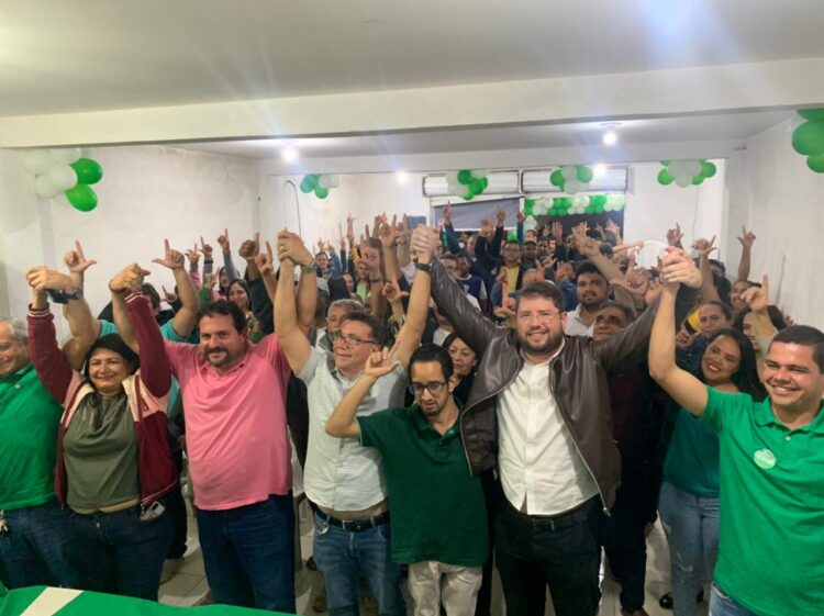 Apoio a Luciano Pacheco reúne multidão no bairro JK, em Arcoverde, na noite desta quarta-feira (17)