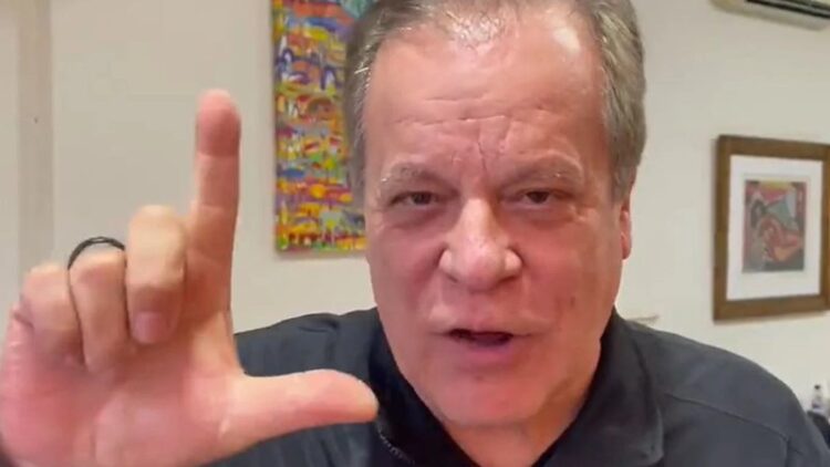 VÍDEO: Chico Pinheiro zomba de Bolsonaro em evento de Lula