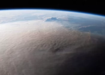 Mais potente que bomba atômica, erupção de vulcão em Tonga pode aquecer temporariamente a Terra, diz Nasa.