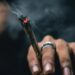 Cantor brasileiro famoso grava vídeo fumando maconha com os filhos; assista