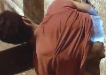 Em ‘obra’ própria para roubar casa, homem fica entalado