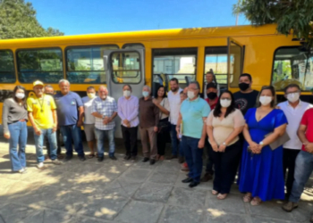 Prefeitura de Carnaíba entrega novos ônibus para o transporte escolar