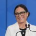 Regina Duarte critica ministros do STF por não cantarem hino com a mão no peito