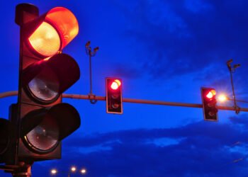 Sinal vermelho: Nova lei permite que motorista ‘fure’ o semáforo fechado; Entenda