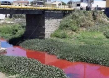 Rio com água vermelha assusta moradores em cidade no Nordeste